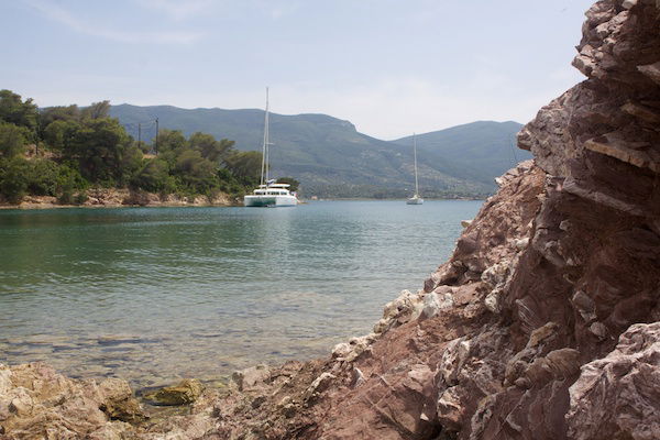 Sea line with mountains in the background and a couple yachts