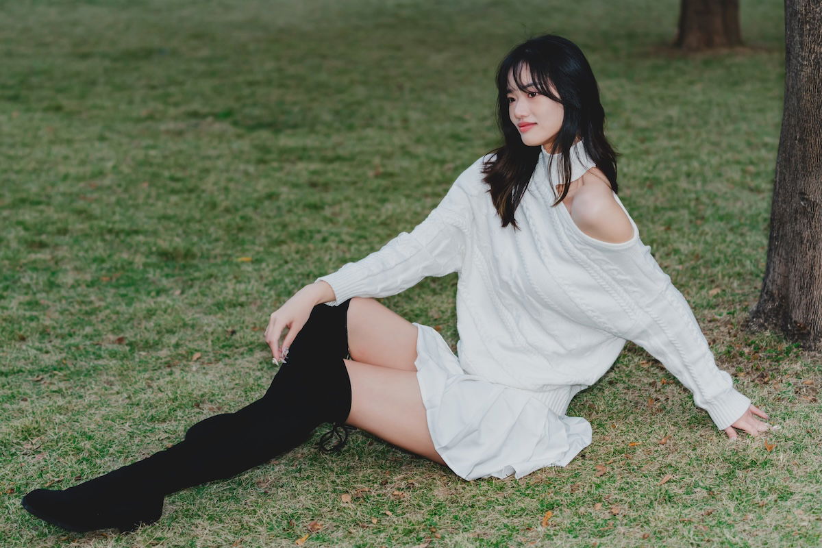 A woman sitting sideways for a portrait demonstrating triangle photography