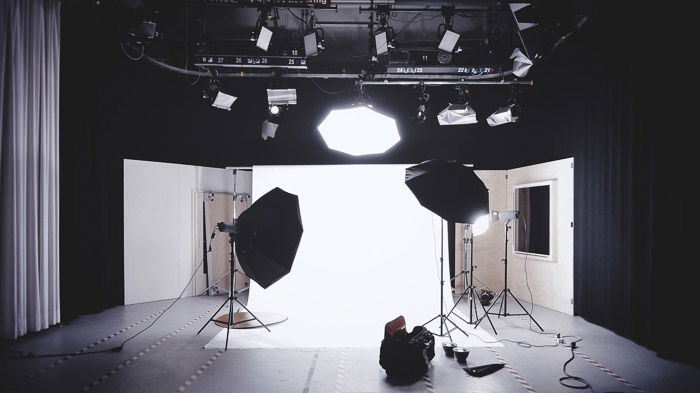 Example of a studio lighting setup with light modifiers and background