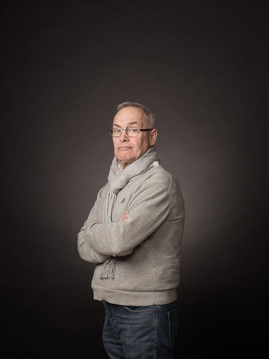  Three-quarters portrait of man illustrating the clamshell lighting pattern