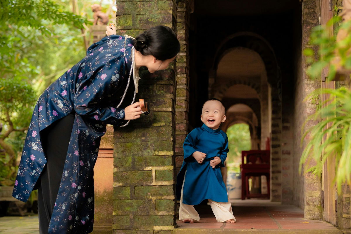 A mother and child plaing hide and seek showing eyelines in photography