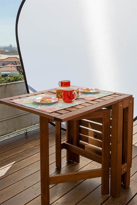 picnic table photographed with diffuser