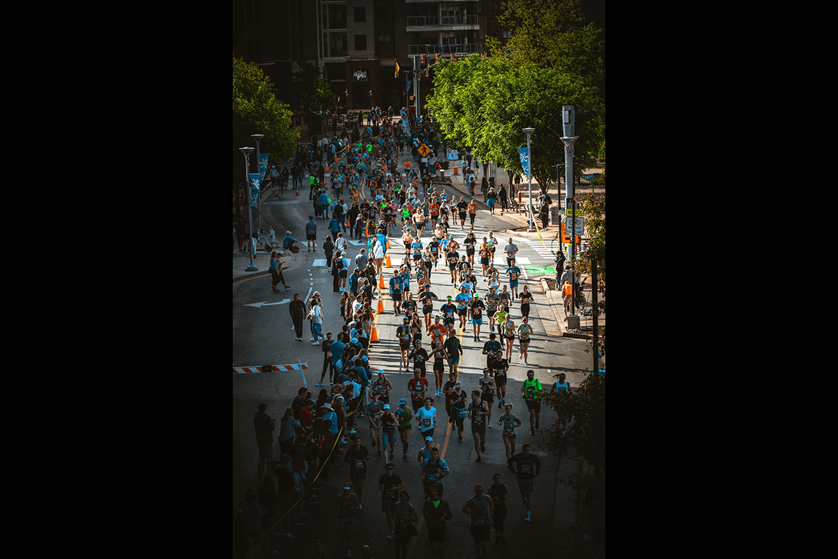 https://cdn.expertphotography.com/wp-content/uploads/2018/03/marathon-photography-crowd-of-runners-from-above.png