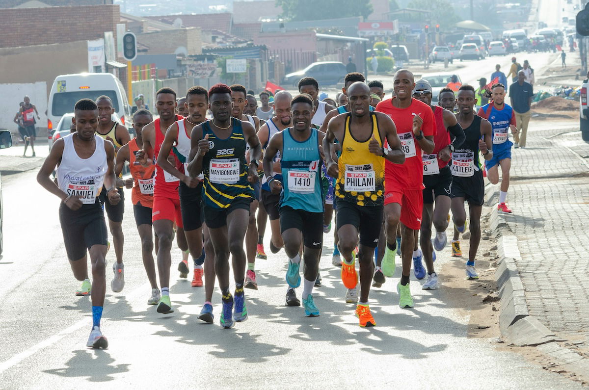 A group of runners as an example of marathon photography