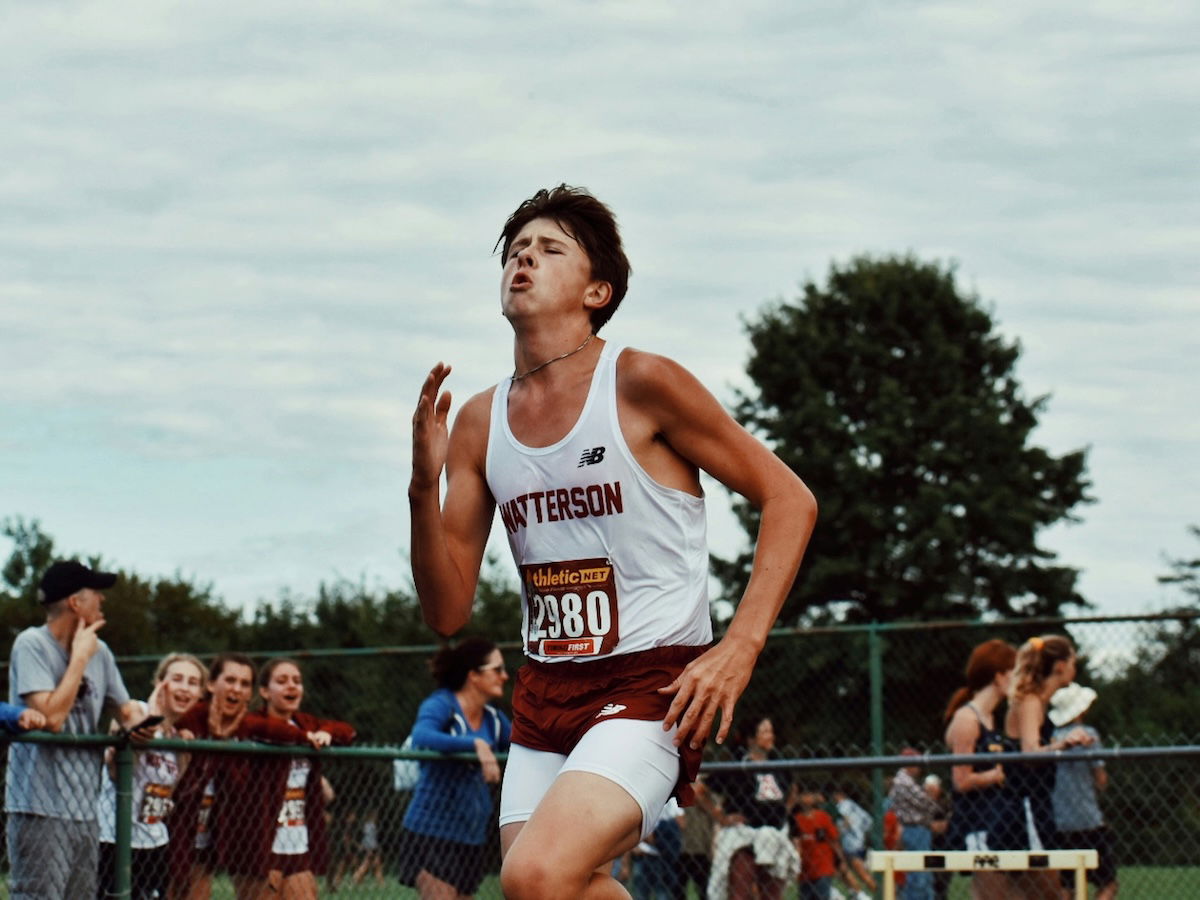 A young male runner with a pained expression as an example of marathon photography