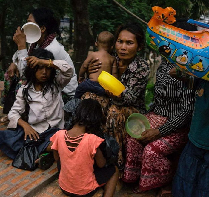 Hannah Reyes Morales photo of a group of women and children in Manila. 