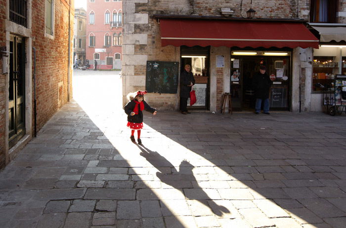 Dave Yoder street photography of a little girl in a town square. Famous photographers to follow online