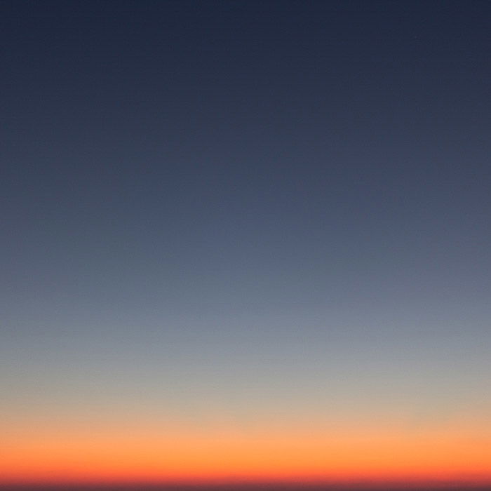 minimalist photography: complementary colors in sky