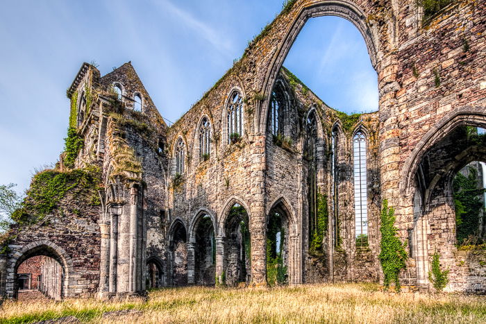 A photograph of the ruin of Aulne Abbey.