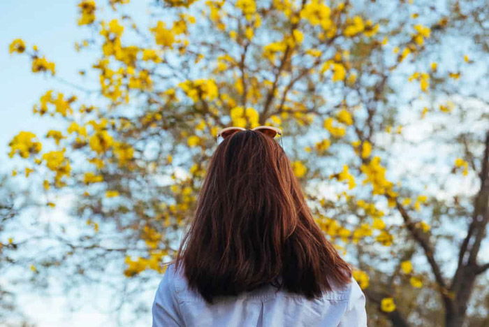 An outdoor portrait of a girl in straw hat - how to blur background in smartphone photos