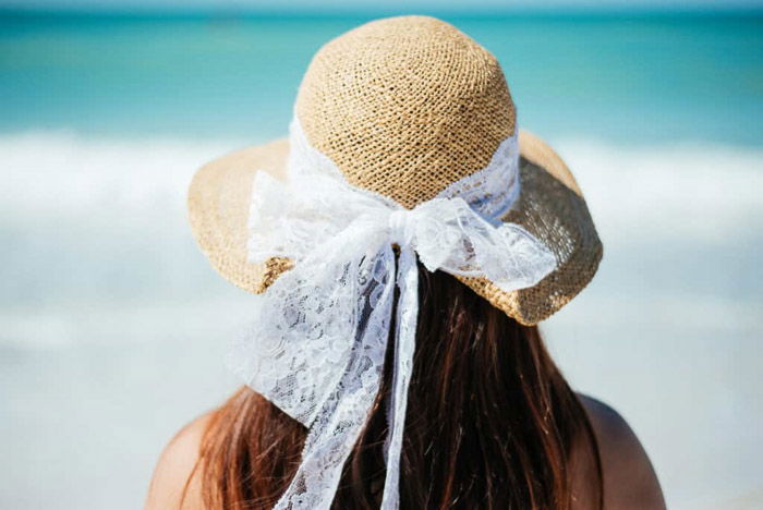 An outdoor portrait of a girl in straw hat - how to blur background in smartphone photos