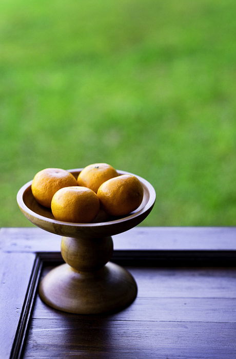 A bowl of oranges by a window, photo using the brenizer effect