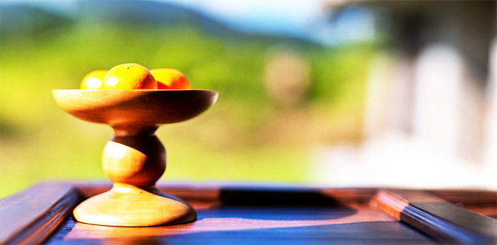 A colorful photo of a bowl of oranges using the brenizer method