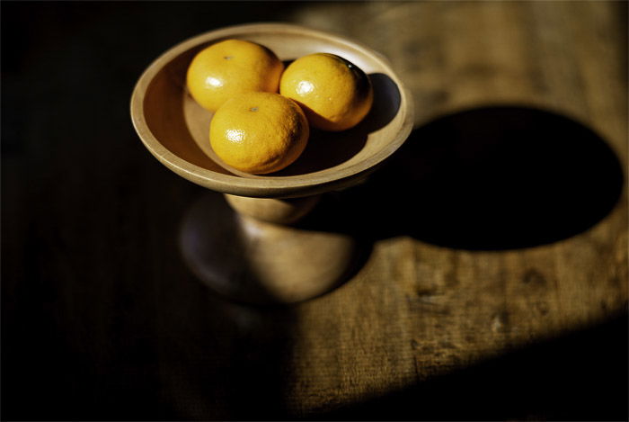 A bowl of oranges by a window, photo using the brenizer method