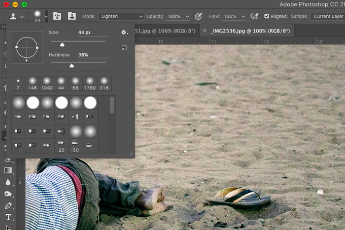 A screenshot of how to remove objects from a photo with Photoshop 