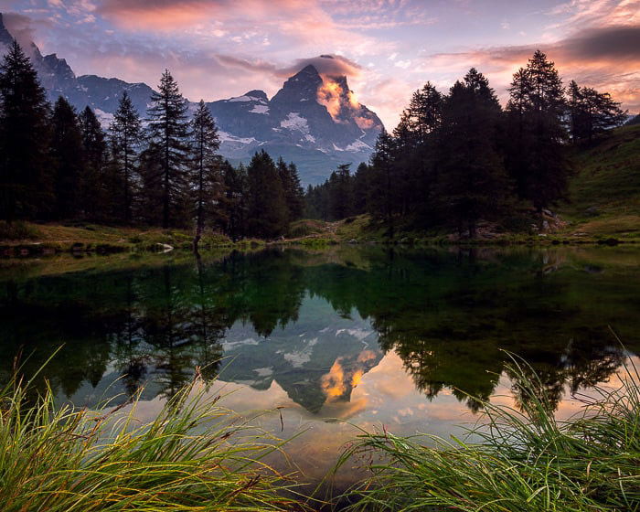 A photo of mountains and a lake at dusk using a CPL filter for landscape photography