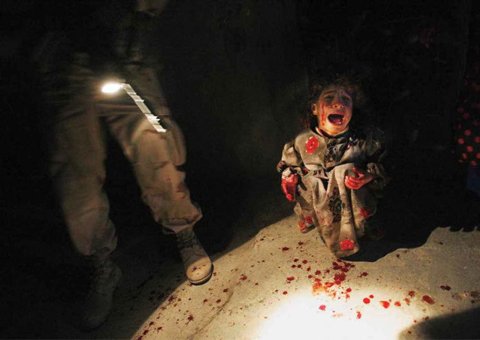 Iraqi Girl at Checkpoint - Chris Hondros (2005) Controversial images