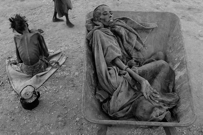 Famine in Somalia - James Nachtwey (1992) - controversial pictures