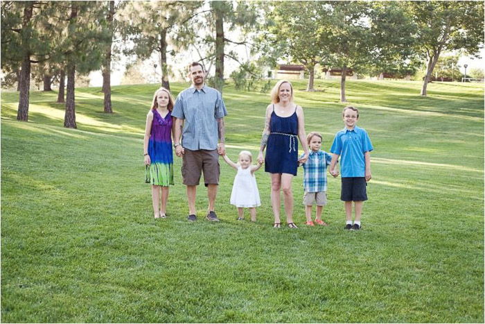 A family of six posing outdoors - take good photos of people