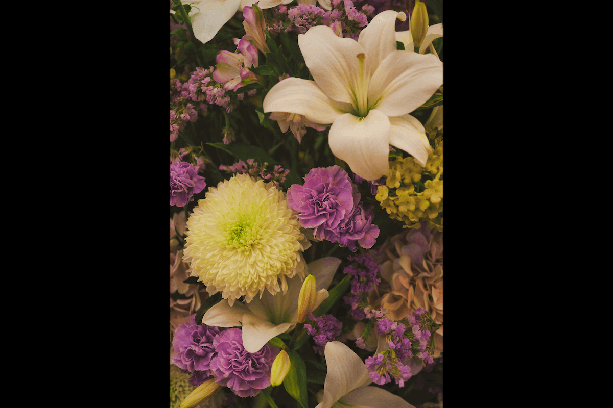 A pastel spring flower arrangement as an example for Easter picture ideas for photography