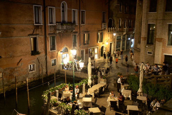 A Piazza in Venice at night - Venice pictures tips