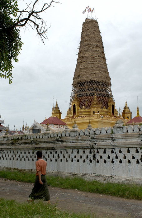 A golden temple including a person in a photograph is the most reliable way to give a sense of scale