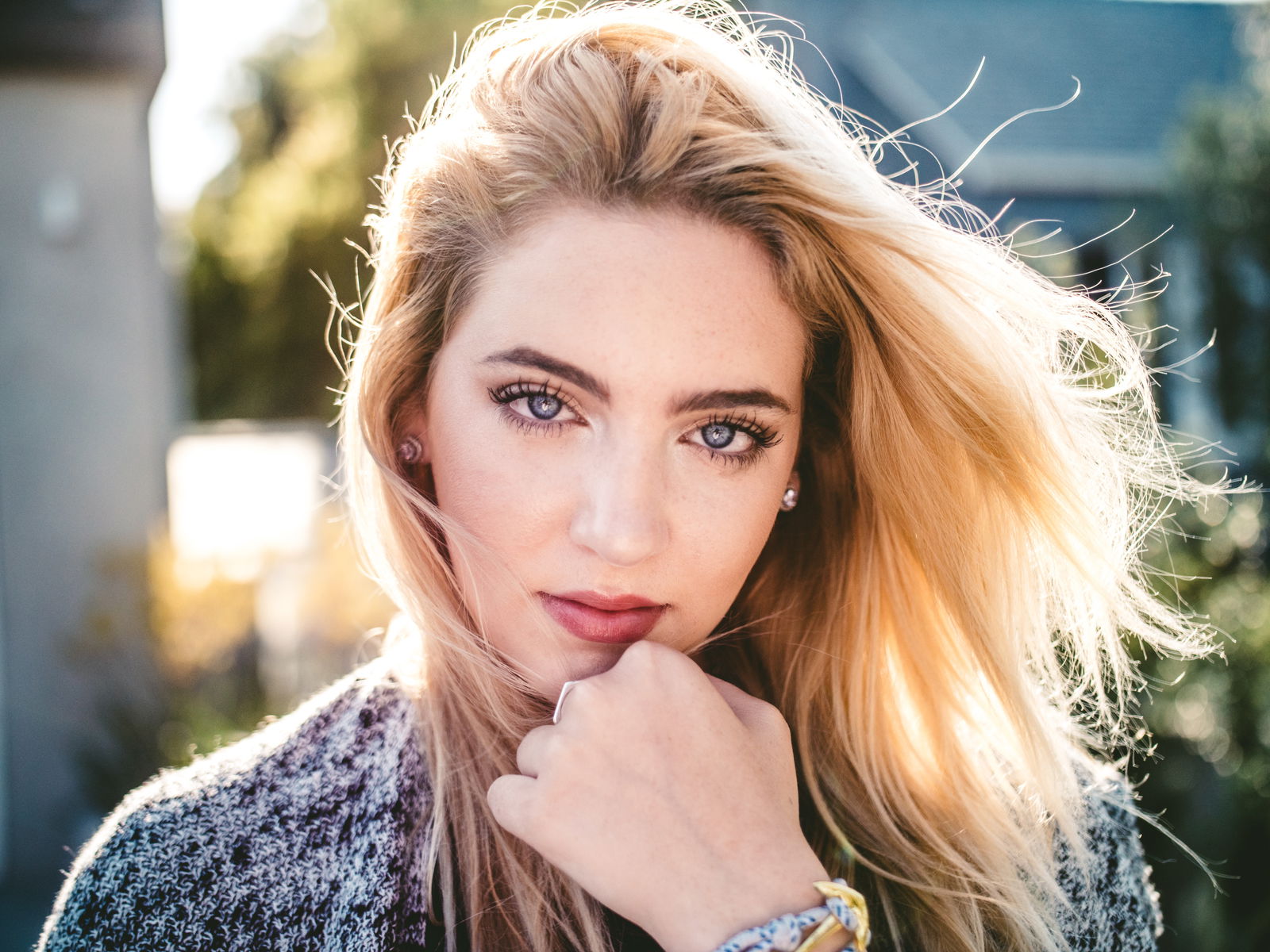 Catchlight in a woman's eyes using a reflector and outdoor portrait lighting