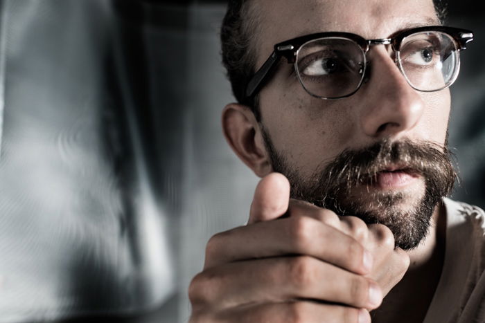 Portrait photo of a bearded man with glasses with the use of key light