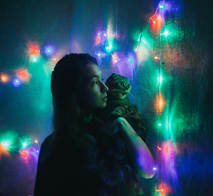 Portrait photo of a girl with a cat on her shoulder