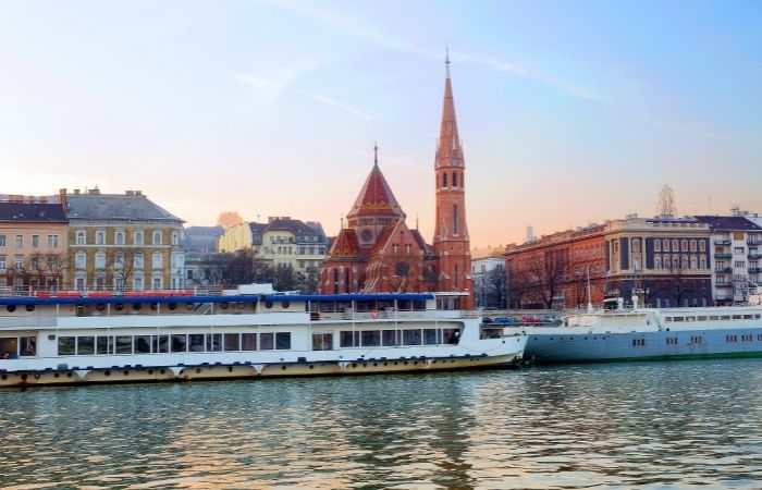 photography spots in Budapest Danube Promenade