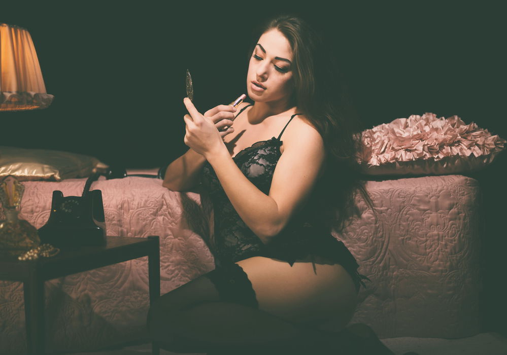 plus size boudoir poses