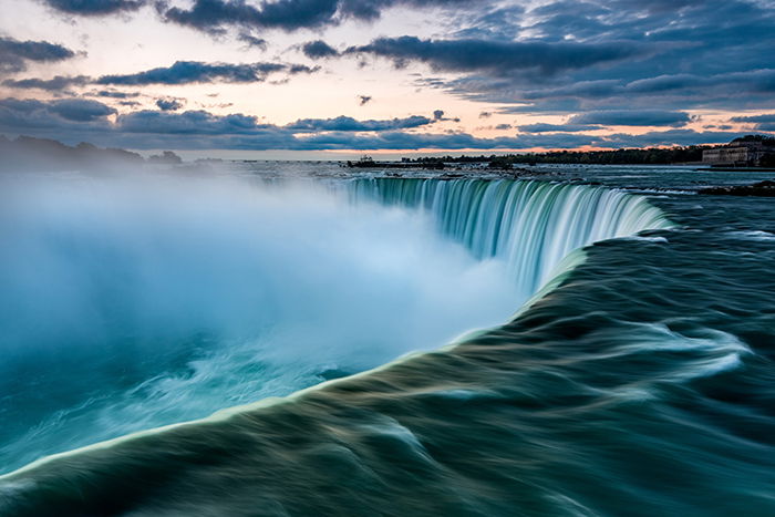 Photo of the Niagara waterfall at sunset