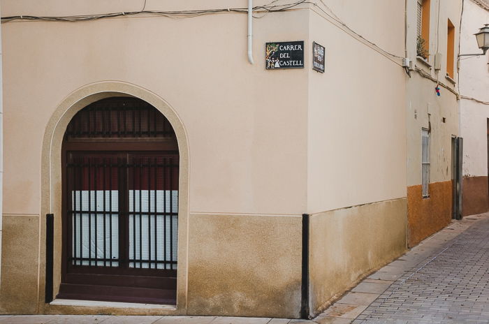 An image of the same street taken at 35mm