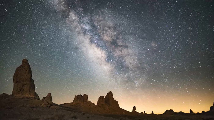 Photo of the MIlky Way appearing above mountains