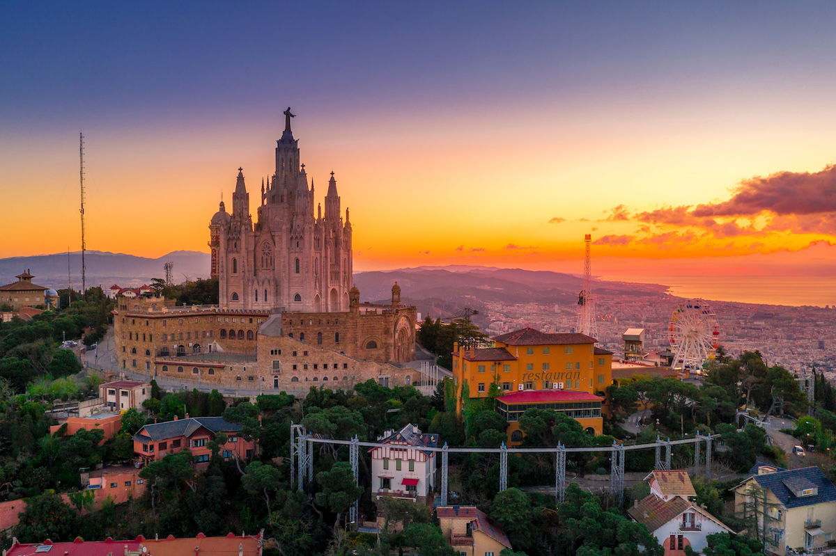 A sharp photo of a church in Barcelona at sunset