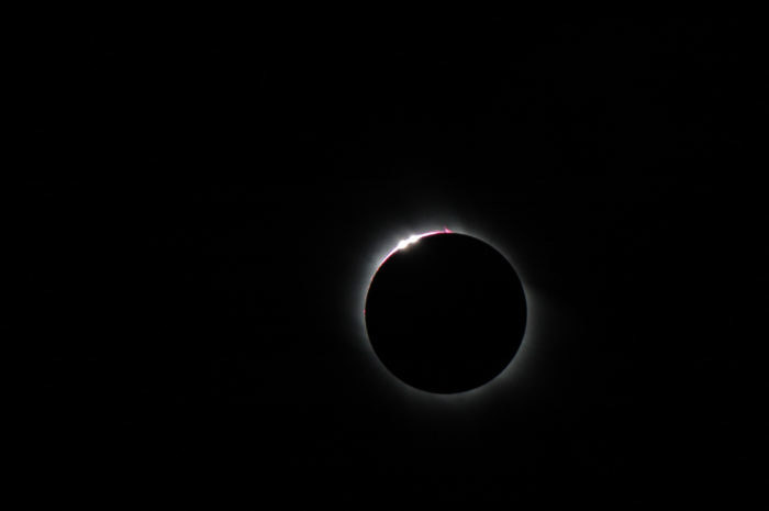 baily's beads showing right before total eclipse