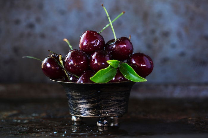 A bowl of fresh cherries