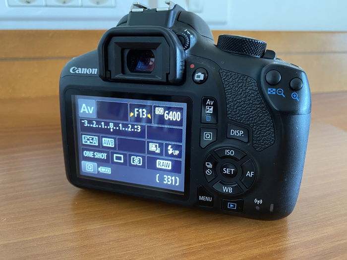 a reverse shot of a Canon 1300D digital viewfinder