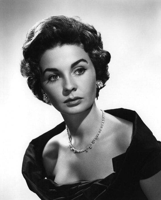 A black-and-white portrait of a young Elizabeth Taylor using a 1 light setup for portraits