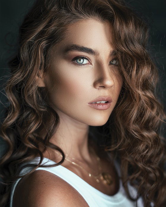 A close-up glamor headshot of a woman using a 1 light setup for portraits