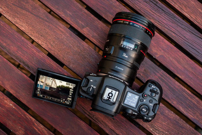 Image of the Canon R5 from the top with tilting screen