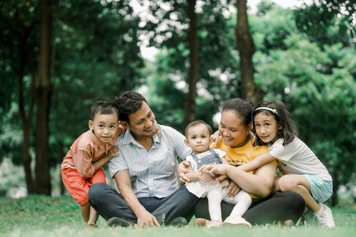 family portrait poses sitting down in the grass