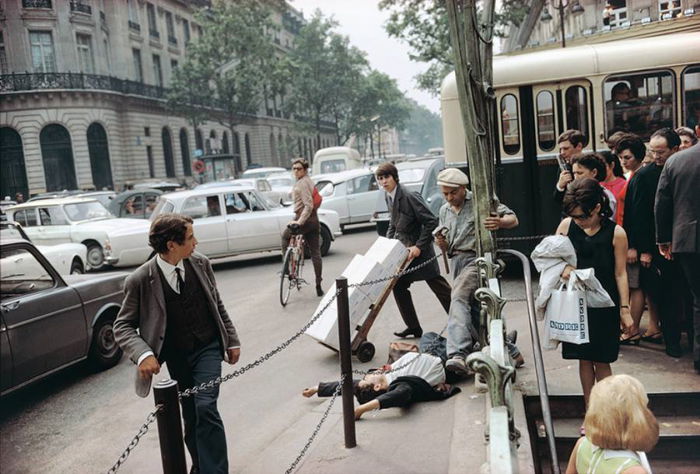 Street brawl photo by Joel Meyerowitz