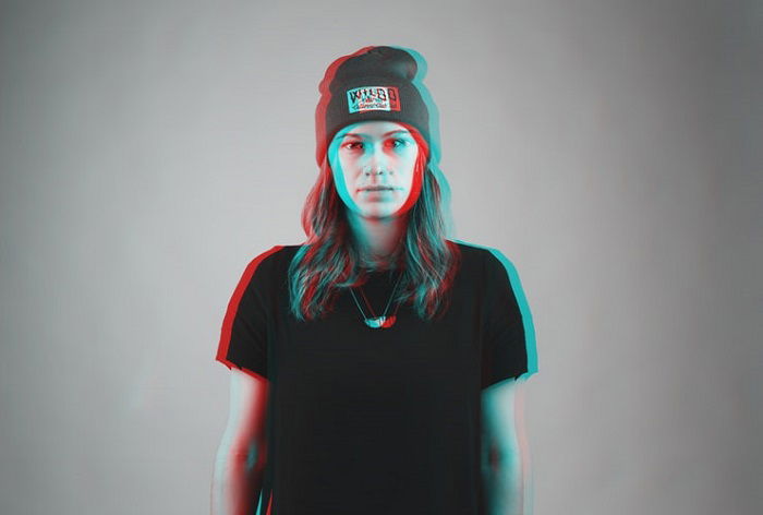 3D image of a woman in a t-shirt and hat