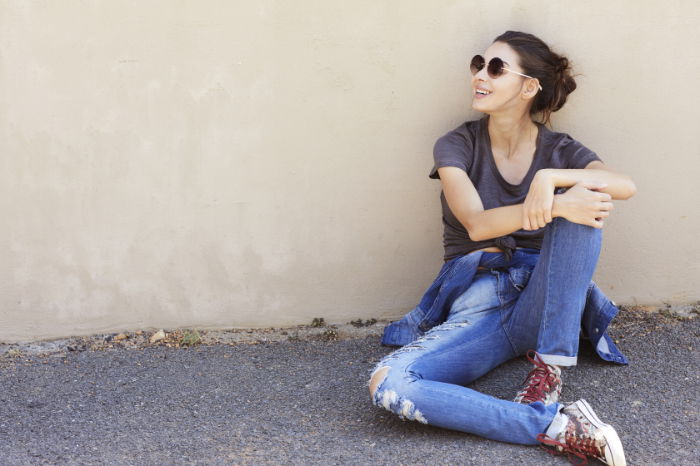 Woman posed sitting on the ground