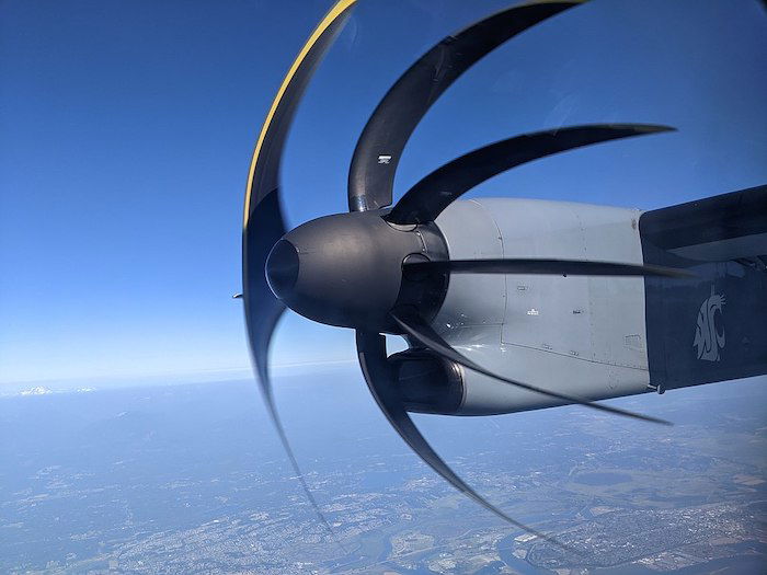 Rolling shutter effect shown with propellers on an airplane