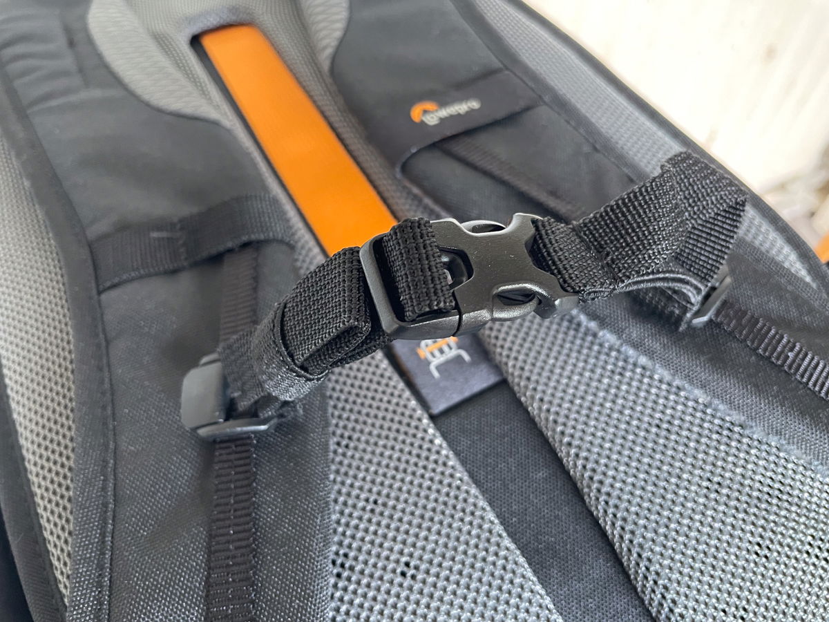 Lowepro Trekker Lite chest strap