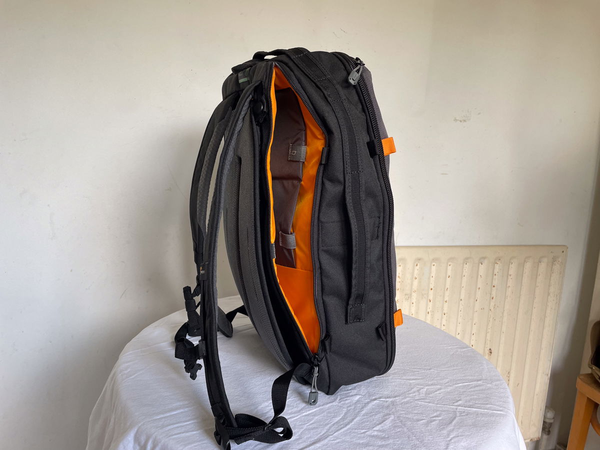 Lowepro Trekker Lite laptop access