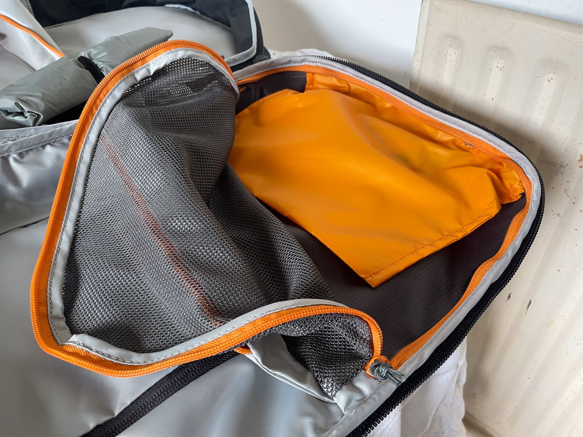 Lowepro Trekker Lite open mesh pocket