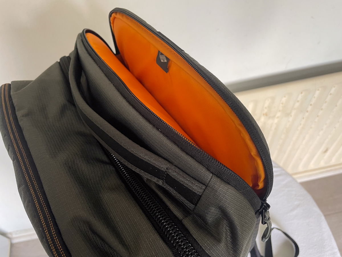 Lowepro FastPack laptop pocket